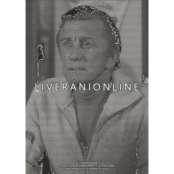 RETROSPETTIVA KIRK DOUGLAS ATTORE NELLA FOTO KIRK DOUGLAS IN CONFERENZA A MILANO A TERRAZZA MARTINI NELL\'ANNO 1977 AG ALDO LIVERANI SAS