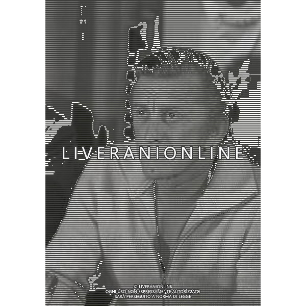 RETROSPETTIVA KIRK DOUGLAS ATTORE NELLA FOTO KIRK DOUGLAS IN CONFERENZA A MILANO A TERRAZZA MARTINI NELL\'ANNO 1977 AG ALDO LIVERANI SAS