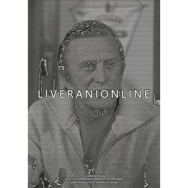 RETROSPETTIVA KIRK DOUGLAS ATTORE NELLA FOTO KIRK DOUGLAS IN CONFERENZA A MILANO A TERRAZZA MARTINI NELL\'ANNO 1977 AG ALDO LIVERANI SAS