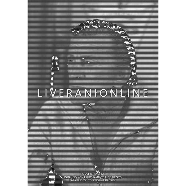 RETROSPETTIVA KIRK DOUGLAS ATTORE NELLA FOTO KIRK DOUGLAS IN CONFERENZA A MILANO A TERRAZZA MARTINI NELL\'ANNO 1977 AG ALDO LIVERANI SAS