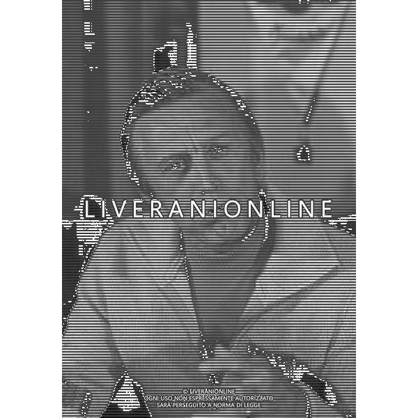 RETROSPETTIVA KIRK DOUGLAS ATTORE NELLA FOTO KIRK DOUGLAS IN CONFERENZA A MILANO A TERRAZZA MARTINI NELL\'ANNO 1977 AG ALDO LIVERANI SAS