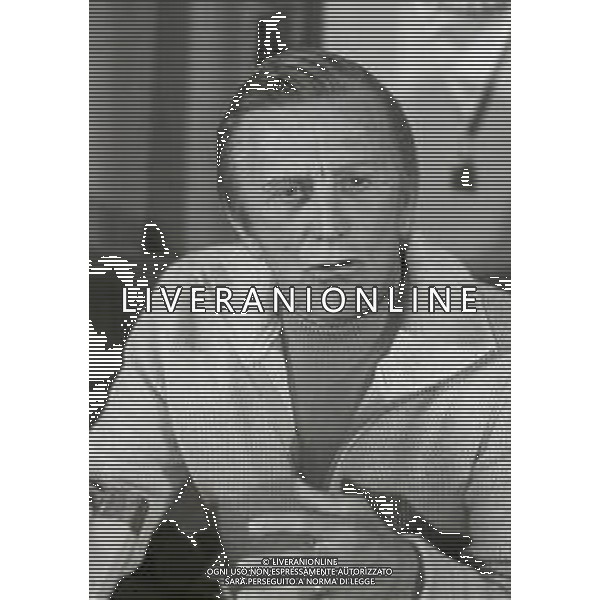 RETROSPETTIVA KIRK DOUGLAS ATTORE NELLA FOTO KIRK DOUGLAS IN CONFERENZA A MILANO A TERRAZZA MARTINI NELL\'ANNO 1977 AG ALDO LIVERANI SAS