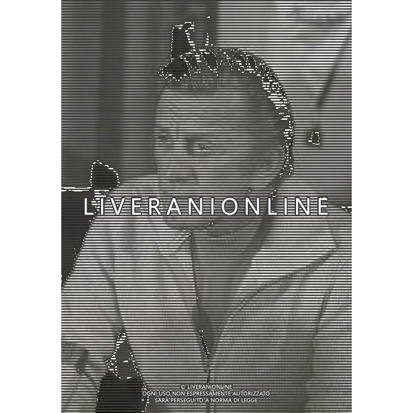 RETROSPETTIVA KIRK DOUGLAS ATTORE NELLA FOTO KIRK DOUGLAS IN CONFERENZA A MILANO A TERRAZZA MARTINI NELL\'ANNO 1977 AG ALDO LIVERANI SAS