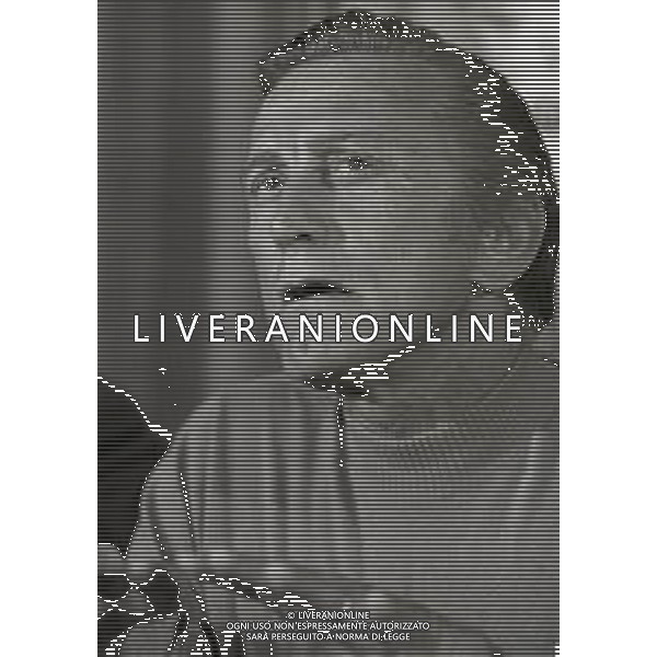 RETROSPETTIVA KIRK DOUGLAS ATTORE NELLA FOTO KIRK DOUGLAS IN CONFERENZA A MILANO A TERRAZZA MARTINI NELL\'ANNO 1977 AG ALDO LIVERANI SAS