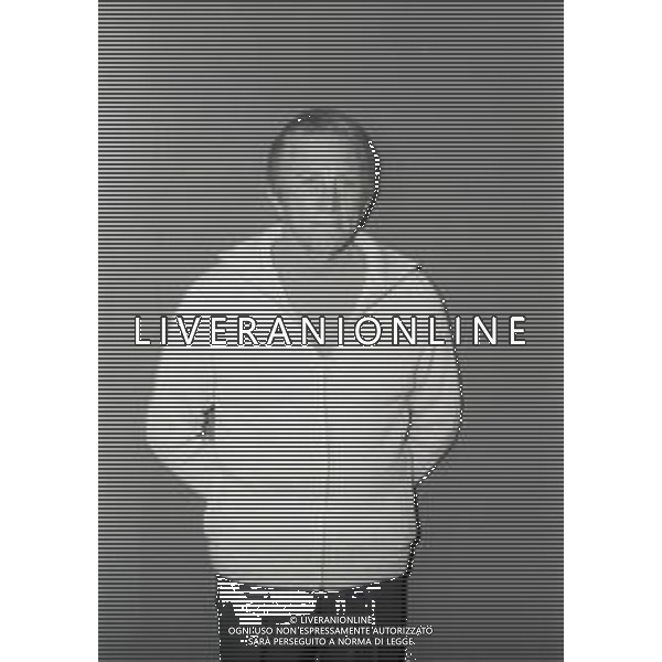 RETROSPETTIVA KIRK DOUGLAS ATTORE NELLA FOTO KIRK DOUGLAS IN CONFERENZA A MILANO A TERRAZZA MARTINI NELL\'ANNO 1977 AG ALDO LIVERANI SAS