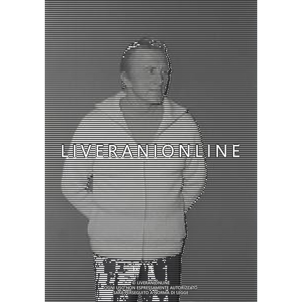 RETROSPETTIVA KIRK DOUGLAS ATTORE NELLA FOTO KIRK DOUGLAS IN CONFERENZA A MILANO A TERRAZZA MARTINI NELL\'ANNO 1977 AG ALDO LIVERANI SAS