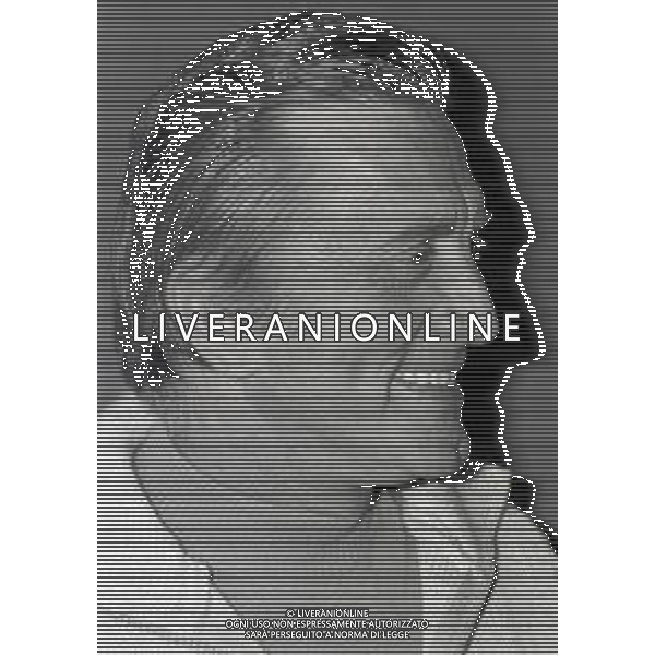 RETROSPETTIVA KIRK DOUGLAS ATTORE NELLA FOTO KIRK DOUGLAS IN CONFERENZA A MILANO A TERRAZZA MARTINI NELL\'ANNO 1977 AG ALDO LIVERANI SAS