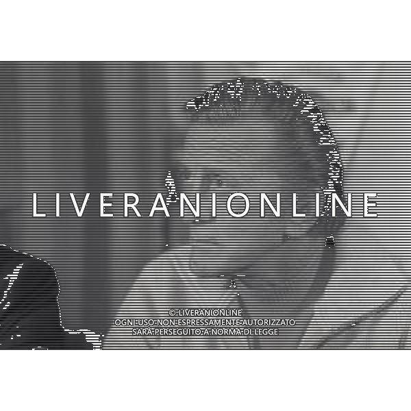 RETROSPETTIVA KIRK DOUGLAS ATTORE NELLA FOTO KIRK DOUGLAS IN CONFERENZA A MILANO A TERRAZZA MARTINI NELL\'ANNO 1977 AG ALDO LIVERANI SAS