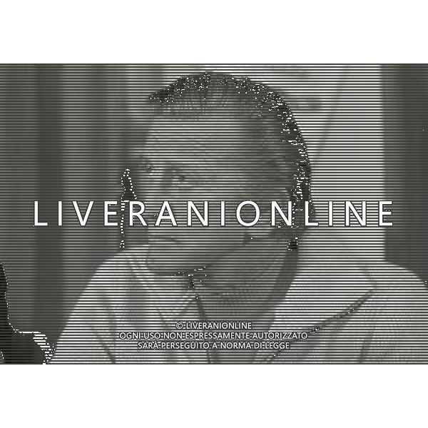 RETROSPETTIVA KIRK DOUGLAS ATTORE NELLA FOTO KIRK DOUGLAS IN CONFERENZA A MILANO A TERRAZZA MARTINI NELL\'ANNO 1977 AG ALDO LIVERANI SAS