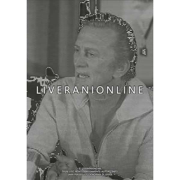 RETROSPETTIVA KIRK DOUGLAS ATTORE NELLA FOTO KIRK DOUGLAS IN CONFERENZA A MILANO A TERRAZZA MARTINI NELL\'ANNO 1977 AG ALDO LIVERANI SAS