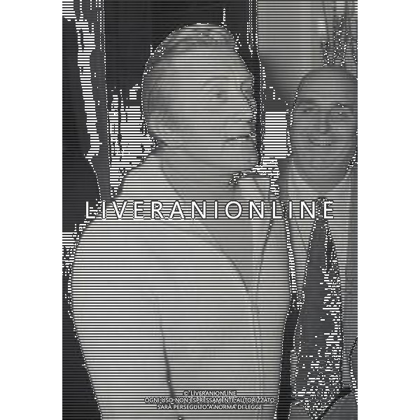 RETROSPETTIVA KIRK DOUGLAS ATTORE NELLA FOTO KIRK DOUGLAS IN CONFERENZA A MILANO A TERRAZZA MARTINI NELL\'ANNO 1977 AG ALDO LIVERANI SAS