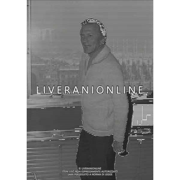 RETROSPETTIVA KIRK DOUGLAS ATTORE NELLA FOTO KIRK DOUGLAS IN CONFERENZA A MILANO A TERRAZZA MARTINI NELL\'ANNO 1977 AG ALDO LIVERANI SAS