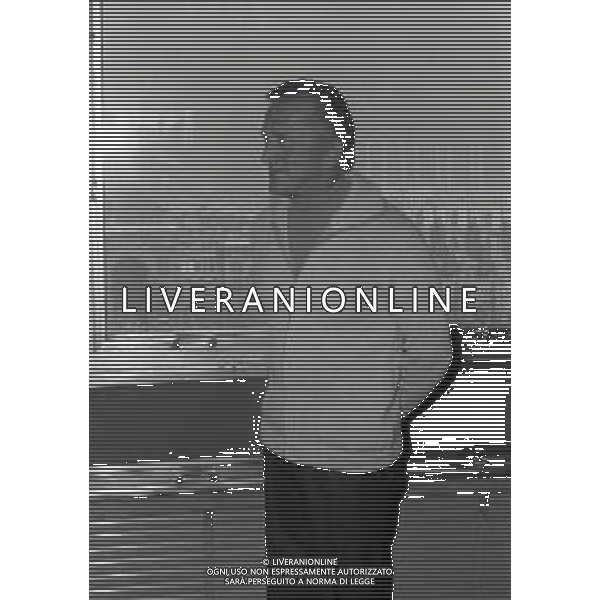 RETROSPETTIVA KIRK DOUGLAS ATTORE NELLA FOTO KIRK DOUGLAS IN CONFERENZA A MILANO A TERRAZZA MARTINI NELL\'ANNO 1977 AG ALDO LIVERANI SAS