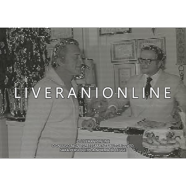 RETROSPETTIVA KIRK DOUGLAS ATTORE NELLA FOTO KIRK DOUGLAS IN CONFERENZA A MILANO A TERRAZZA MARTINI NELL\'ANNO 1977 AG ALDO LIVERANI SAS