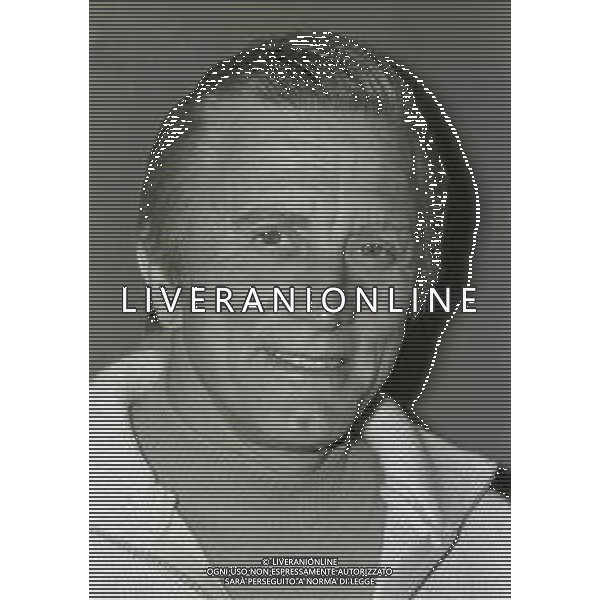 RETROSPETTIVA KIRK DOUGLAS ATTORE NELLA FOTO KIRK DOUGLAS IN CONFERENZA A MILANO A TERRAZZA MARTINI NELL\'ANNO 1977 AG ALDO LIVERANI SAS