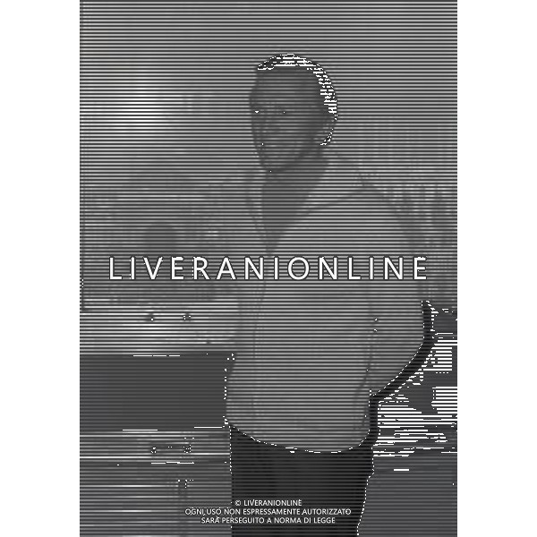 RETROSPETTIVA KIRK DOUGLAS ATTORE NELLA FOTO KIRK DOUGLAS IN CONFERENZA A MILANO A TERRAZZA MARTINI NELL\'ANNO 1977 AG ALDO LIVERANI SAS