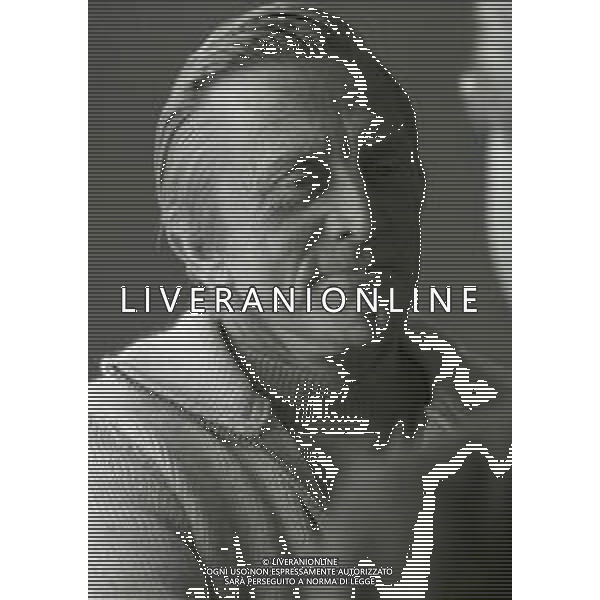 RETROSPETTIVA KIRK DOUGLAS ATTORE NELLA FOTO KIRK DOUGLAS IN CONFERENZA A MILANO A TERRAZZA MARTINI NELL\'ANNO 1977 AG ALDO LIVERANI SAS