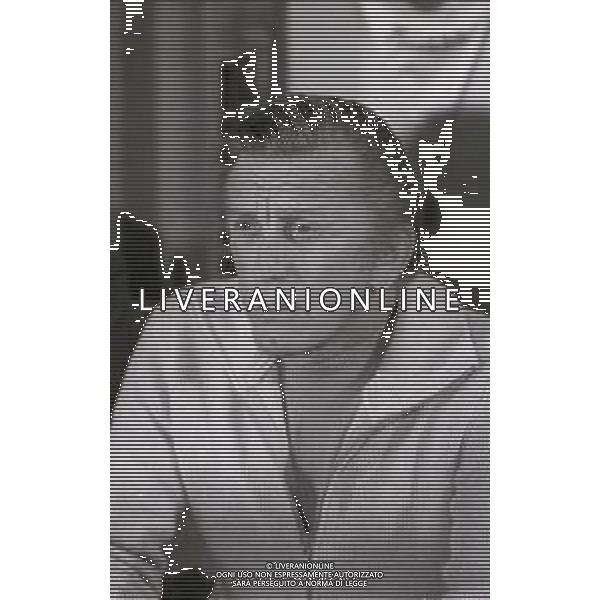 RETROSPETTIVA KIRK DOUGLAS ATTORE NELLA FOTO KIRK DOUGLAS IN CONFERENZA A MILANO A TERRAZZA MARTINI NELL\'ANNO 1977 AG ALDO LIVERANI SAS