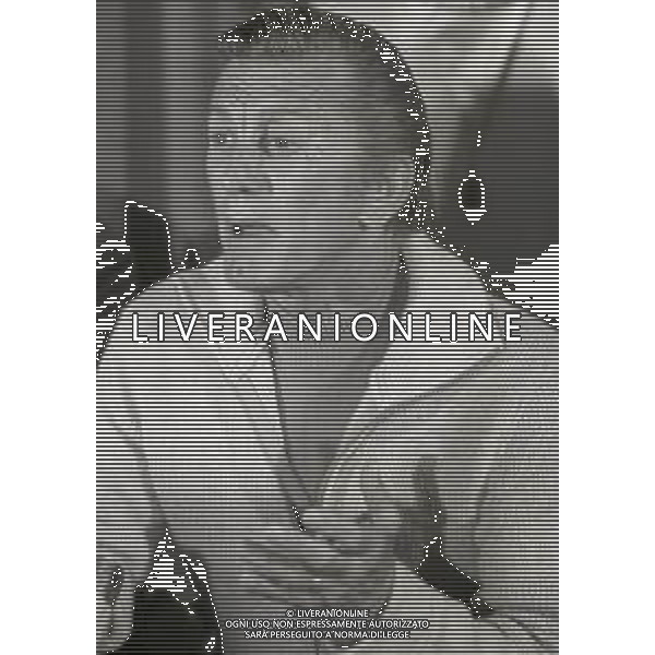 RETROSPETTIVA KIRK DOUGLAS ATTORE NELLA FOTO KIRK DOUGLAS IN CONFERENZA A MILANO A TERRAZZA MARTINI NELL\'ANNO 1977 AG ALDO LIVERANI SAS