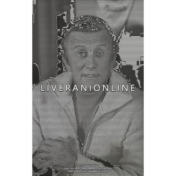 RETROSPETTIVA KIRK DOUGLAS ATTORE NELLA FOTO KIRK DOUGLAS IN CONFERENZA A MILANO A TERRAZZA MARTINI NELL\'ANNO 1977 AG ALDO LIVERANI SAS