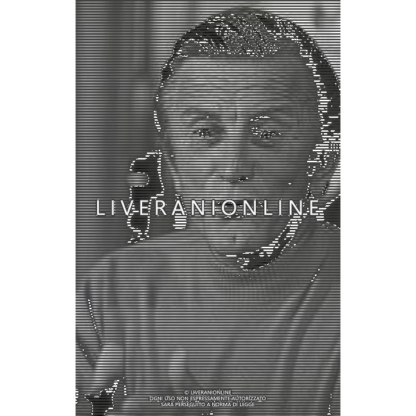 RETROSPETTIVA KIRK DOUGLAS ATTORE NELLA FOTO KIRK DOUGLAS IN CONFERENZA A MILANO A TERRAZZA MARTINI NELL\'ANNO 1977 AG ALDO LIVERANI SAS