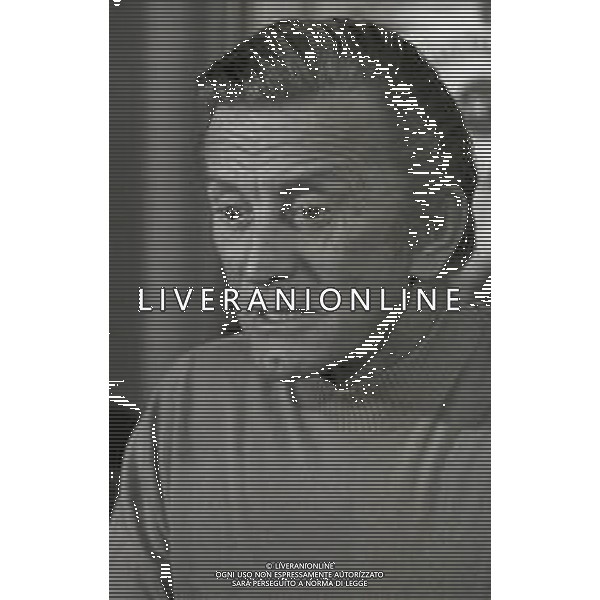 RETROSPETTIVA KIRK DOUGLAS ATTORE NELLA FOTO KIRK DOUGLAS IN CONFERENZA A MILANO A TERRAZZA MARTINI NELL\'ANNO 1977 AG ALDO LIVERANI SAS