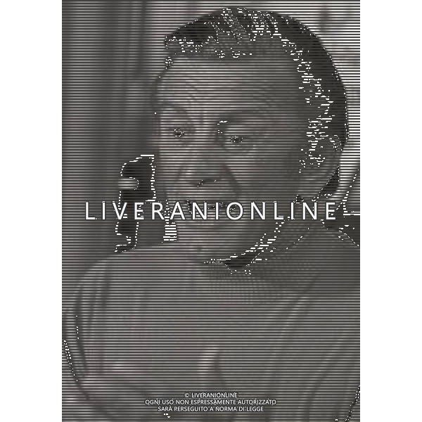 RETROSPETTIVA KIRK DOUGLAS ATTORE NELLA FOTO KIRK DOUGLAS IN CONFERENZA A MILANO A TERRAZZA MARTINI NELL\'ANNO 1977 AG ALDO LIVERANI SAS