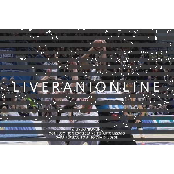 Campionato di Basket Serie A 2019/2020 Cremona, Italia 26/01/2020 Vanoli Basket Cremona vs Virtus Roma Nella foto: Wesley Saunders della Vanoli Cremona al tirno in centro all\'area © Matteo Casoni - Alessio Marini / AGENZIA ALDO LIVERANI SAS