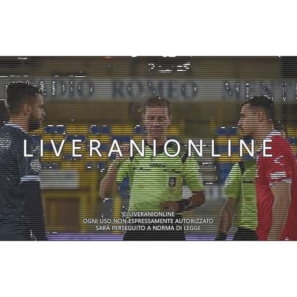 Campionato di Calcio Serie C - Lega Pro 2019/2020 Cava dei Tirreni, Italia 25/01/2020 Cavese vs Teramo Nella foto: L\'arbitro dell\'incontro Enrico Maggio della sezione di Lodi e i due capitani © Andrea D\'Amico - Alessio Marini / AGENZIA ALDO LIVERANI SAS