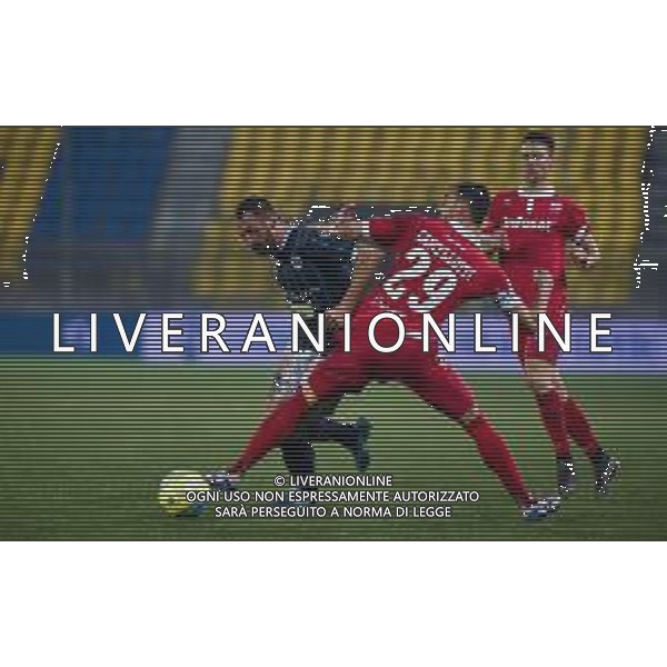 Campionato di Calcio Serie C - Lega Pro 2019/2020 Cava dei Tirreni, Italia 25/01/2020 Cavese vs Teramo Nella foto: Michael Lewandowski (22) Teramo Calcio 1913 contrastato da Domenico Germinale (18) Cavese 1919 © Andrea D\'Amico - Alessio Marini / AGENZIA ALDO LIVERANI SAS
