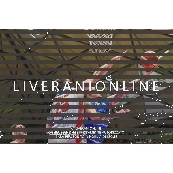 Campionato di Basket Serie A 2019/2020 Pistoia, Italia 26/01/2020 OriOra Pistoia vs De Longhi Treviso Basket Nella foto: Isaac Fotu (T) supera Justin Johnson (P) e va a canestro FOTO FABIO FAGIOLINI-ALESSIO MARINI-AG ALDO LIVERANI SAS