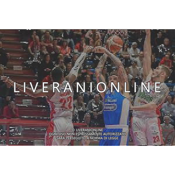Campionato di Basket Serie A 2019/2020 Pistoia, Italia 26/01/2020 OriOra Pistoia vs De Longhi Treviso Basket Nella foto: Isaac Fotu (T) va a canestro tra Zabian Dowdell (P) e Justin Jhonson (P) FOTO FABIO FAGIOLINI-ALESSIO MARINI-AG ALDO LIVERANI SAS