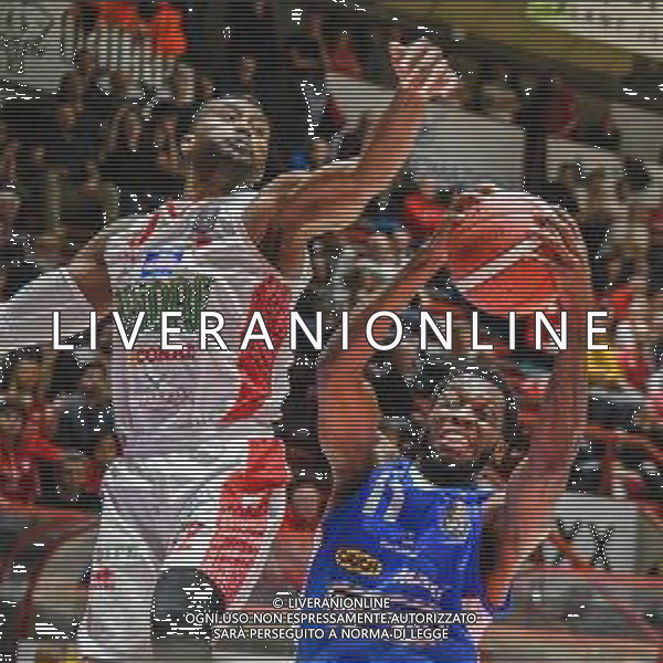 Campionato di Basket Serie A 2019/2020 Pistoia, Italia 26/01/2020 OriOra Pistoia vs De Longhi Treviso Basket Nella foto: Jordan Parks (T) prova a superare Zabian Dowdell (P) FOTO FABIO FAGIOLINI-ALESSIO MARINI-AG ALDO LIVERANI SAS