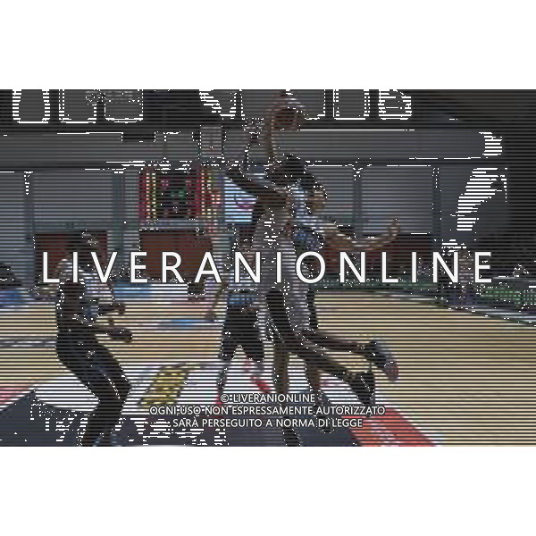Campionato di Basket Serie A 2019/2020 Cremona, Italia 26/01/2020 Vanoli Basket Cremona vs Virtus Roma Nella foto: Davon Jefferson della Virtus Roma stoppato da Ethan Happ della Vanoli Cremona FOTO MATTEO CASONI-ALESSIO MARINI-AG ALDO LIVERANI SAS