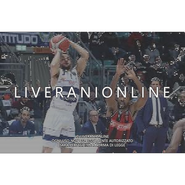 Campionato di Basket Serie A 2019/2020 Bologna, Italia 26/01/2020 Fortitudo Bologna vs Openjobmetis Varese Nella foto: Kassius Robertson (Fortitudo Pompea Bologna) (sin.) contrastato da Josh Mayo (Openjobmetis Varese) FOTO MICHELE NUCCI-ALESSIO MARINI-AG ALDO LIVERANI SAS
