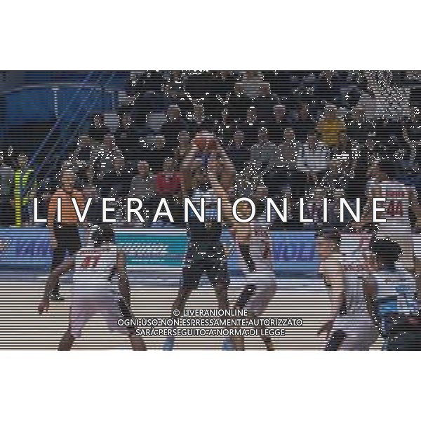 Campionato di Basket Serie A 2019/2020 Cremona, Italia 26/01/2020 Vanoli Basket Cremona vs Virtus Roma Nella foto: Wesley Saunders della Vanoli Cremona al tiro contro Tomas Kyzlink della Virtus Roma FOTO MATTEO CASONI-ALESSIO MARINI-AG ALDO LIVERANI SAS