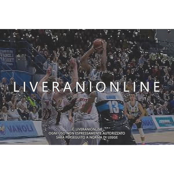 Campionato di Basket Serie A 2019/2020 Cremona, Italia 26/01/2020 Vanoli Basket Cremona vs Virtus Roma Nella foto: Wesley Saunders della Vanoli Cremona al tirno in centro all\'area FOTO MATTEO CASONI-ALESSIO MARINI-AG ALDO LIVERANI SAS