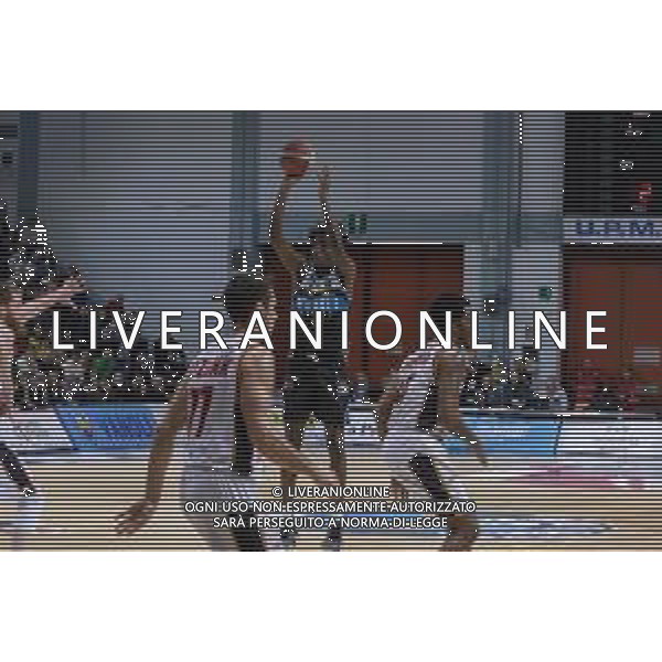 Campionato di Basket Serie A 2019/2020 Cremona, Italia 26/01/2020 Vanoli Basket Cremona vs Virtus Roma Nella foto: Nicola Akele della Vanoli Cremona al tiro dalla lunga distanza FOTO MATTEO CASONI-ALESSIO MARINI-AG ALDO LIVERANI SAS