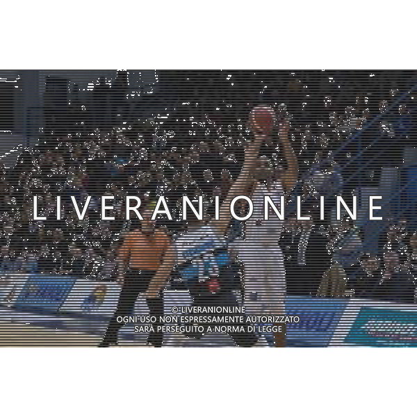 Campionato di Basket Serie A 2019/2020 Cremona, Italia 26/01/2020 Vanoli Basket Cremona vs Virtus Roma Nella foto: James White della Virtus Roma al tiro contro Vojislav Stojanovic della Vanoli Cremona FOTO MATTEO CASONI-ALESSIO MARINI-AG ALDO LIVERANI SAS