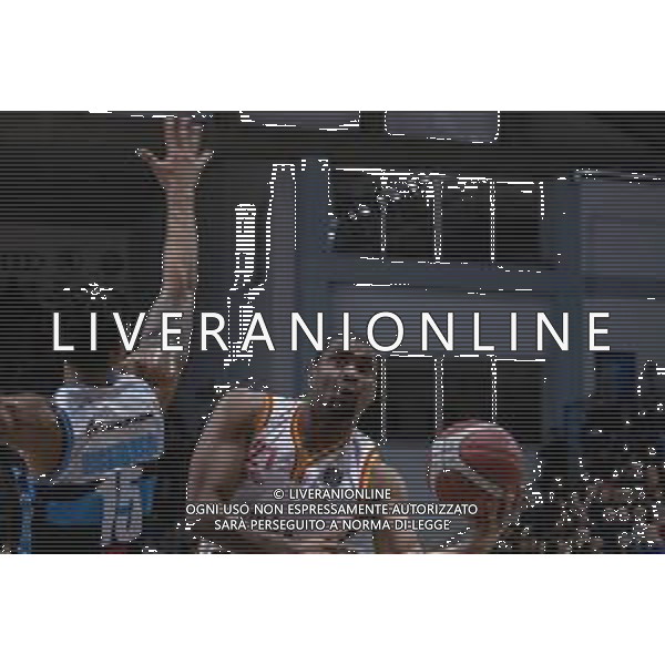Campionato di Basket Serie A 2019/2020 Cremona, Italia 26/01/2020 Vanoli Basket Cremona vs Virtus Roma Nella foto: James White della Virtus Roma in entraata contro Richardson Malachi della Vanoli Cremona FOTO MATTEO CASONI-ALESSIO MARINI-AG ALDO LIVERANI SAS
