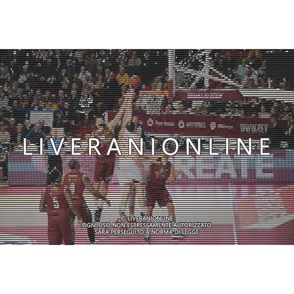 Basket EuroCup 2019/2020 Venezia, Italia 28/01/2020 Umana Reyer Venezia vs Promitheas Patras Nella foto: Il canestro di Loukas Mavrokefalidis (Promitheas Patras) contrastato da Mitchell Watt (Umana Reyer Venezia) FOTO MATTIA RADONI- LAESSIO MARINI-AG ALDO LIVERANI