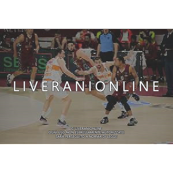 Basket EuroCup 2019/2020 Venezia, Italia 28/01/2020 Umana Reyer Venezia vs Promitheas Patras Nella foto: Andrew Gudelock (Umana Reyer Venezia) in azione con Loukas Mavrokefalidis (Promitheas Patras) FOTO MATTIA RADONI- LAESSIO MARINI-AG ALDO LIVERANI