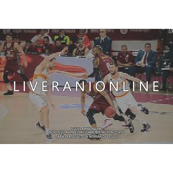Basket EuroCup 2019/2020 Venezia, Italia 28/01/2020 Umana Reyer Venezia vs Promitheas Patras Nella foto: Andrew Gudelock (Umana Reyer Venezia) in azione con Vangelis Mantzaris (Promitheas Patras) e Loukas Mavrokefalidis (Promitheas Patras) FOTO MATTIA RADONI- LAESSIO MARINI-AG ALDO LIVERANI