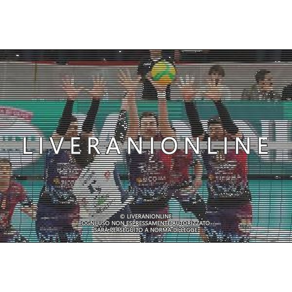 Volley Champions League Men 2019/2020 Perugia, Italia 29/01/2020 Sir Sicoma Monini Perugia vs Tours VB Nella foto: van remo floris (n.5 schiacciatore tours vb) schiaccia sir a muro FOTO LORIS CERQUIGLINI-ALESSIO MARINI-AG ALDO LIVERANI SAS