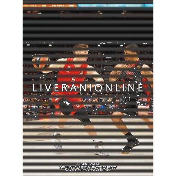 Basket EuroLeague 2019/2020 Milano, Italia 30/01/2020 AX Armani Exchange Milano vs FC Bayern Monaco Nella foto: TJ Bray del Bayer Monaco ostacolato da Sykes della AX Armani Exchange Olimpia Milano ©Savino Paolella - Alessio Marini AGENZIA ALDO LIVERANI SAS