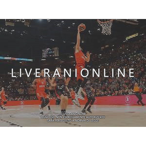 Basket EuroLeague 2019/2020 Milano, Italia 30/01/2020 AX Armani Exchange Milano vs FC Bayern Monaco Nella foto: Barthel del Bayer Monaco a canestro contrastato da Luis Scola della AX Armani Exchange Olimpia Milano ©Savino Paolella - Alessio Marini AGENZIA ALDO LIVERANI SAS