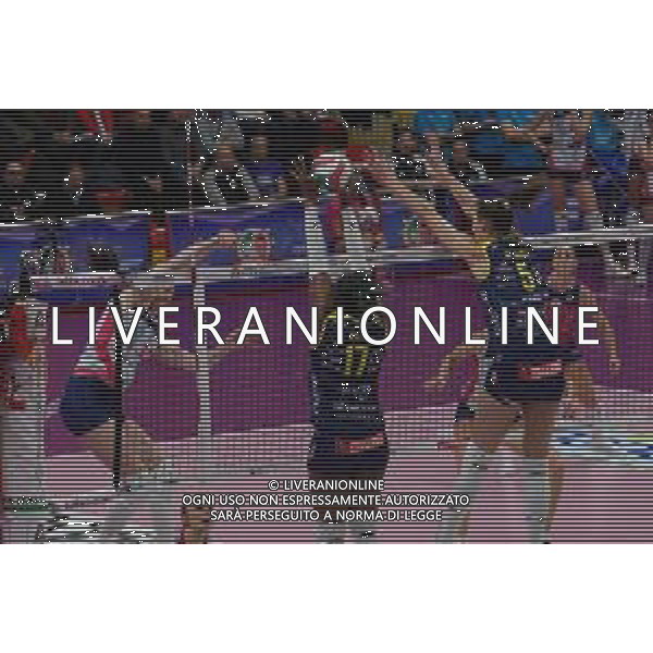 Volley Coppa Italia Femminile 2019/2020 Busto Arsizio, Italia 01/02/2020 Semifinali - Imoco Volley Conegliano vs Savino Del Bene Scandicci Nella foto: Schiacciata di Lonneke Sloetjes, 10 (Savino Del Bene Scandicci) e muro nRobin De Kruijf, 5 (Imoco Volley Conegliano) e Miriam Sylla, 17 (Imoco Volley Conegliano) FOTO SALVO BARBAGALLO-ALESSIO MARINI-AG ALDO LIVERANI SAS