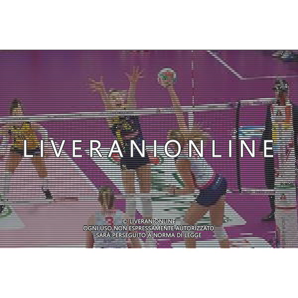 Volley Coppa Italia Femminile 2019/2020 Busto Arsizio, Italia 01/02/2020 Semifinali - Imoco Volley Conegliano vs Savino Del Bene Scandicci Nella foto: Schiacciata di Jovana Stevanovic, 15 (Savino Del Bene Scandicci) e muro di Kimberly Hill, 15 (Imoco Volley Conegliano) FOTO SALVO BARBAGALLO-ALESSIO MARINI-AG ALDO LIVERANI SAS
