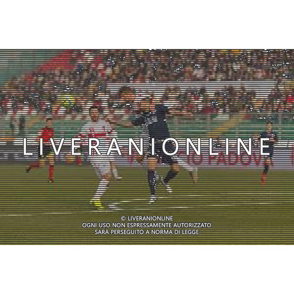 Campionato di Calcio Serie C - Lega Pro 2019/2020 Padova, Italia 02/02/2020 Padova vs Pesaro Nella foto: Anton Kresic (Padova) in anticipo di testa su Francesco Marcheggiani (Vis Pesaro) FOTO MATTIA RADONI-ALESSIO MARINI-AG ALDO LIVERANI SAS