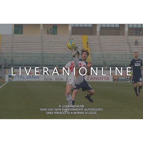 Campionato di Calcio Serie C - Lega Pro 2019/2020 Padova, Italia 02/02/2020 Padova vs Pesaro Nella foto: Paolo Frascatore (Padova) spazza via contrastato da Davide Voltan (Vis Pesaro) FOTO MATTIA RADONI-ALESSIO MARINI-AG ALDO LIVERANI SAS